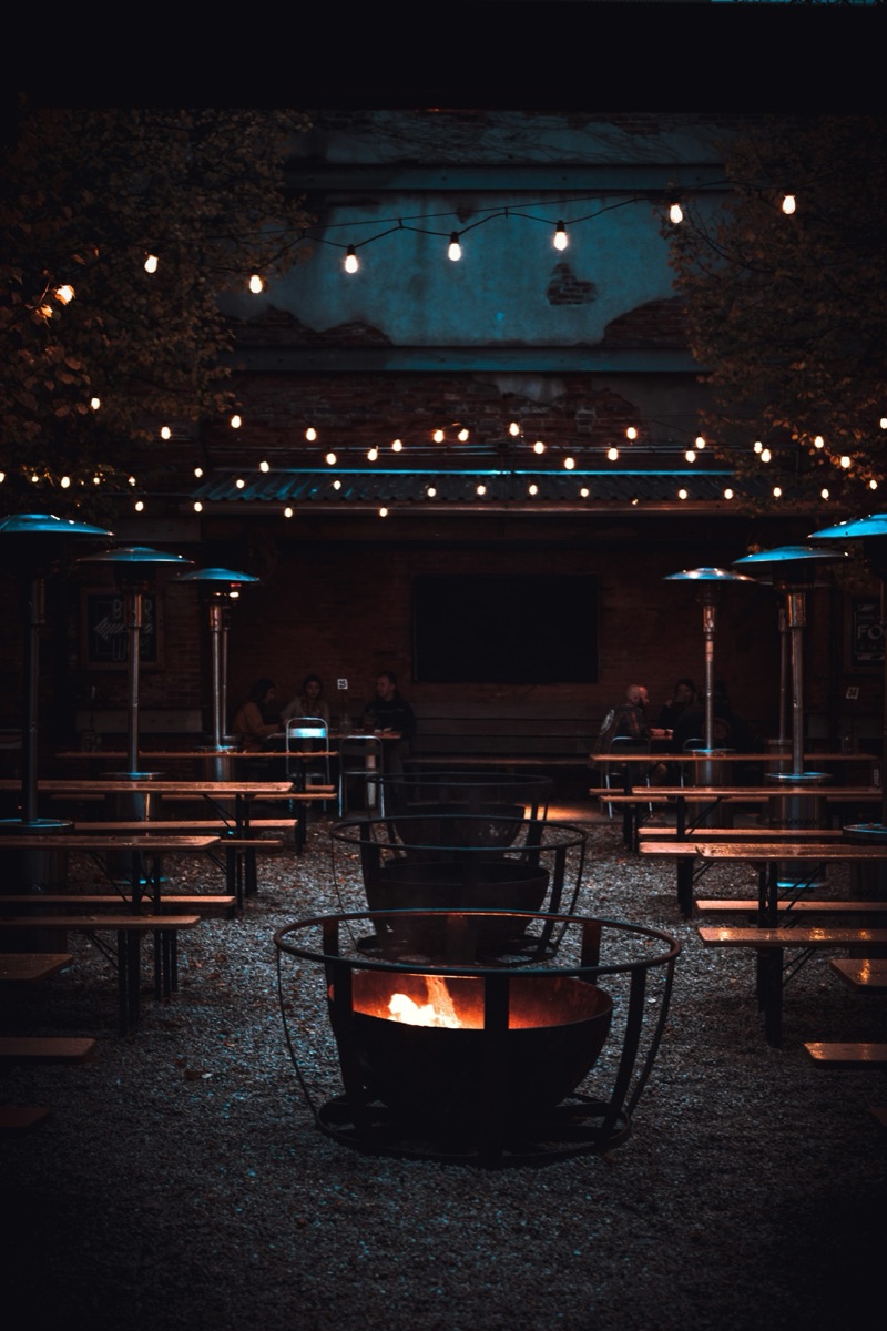 Bar i palenisko na widoku