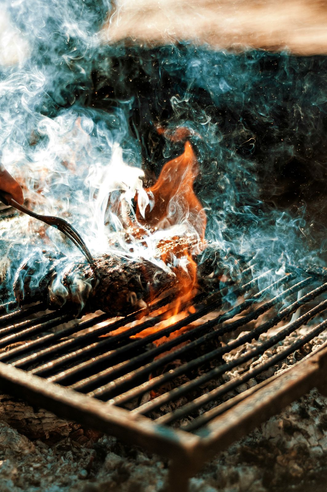Żar i płomienie na palenisku OGNISKO